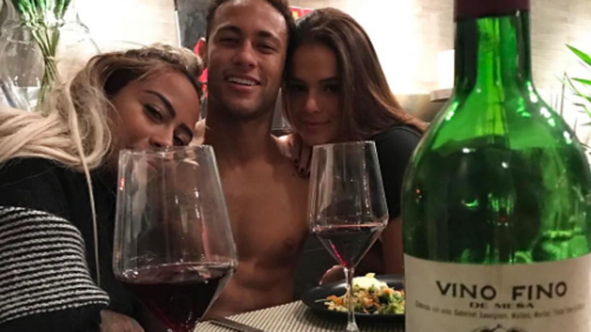 Neymar, muy feliz junto a su novia y su hermana