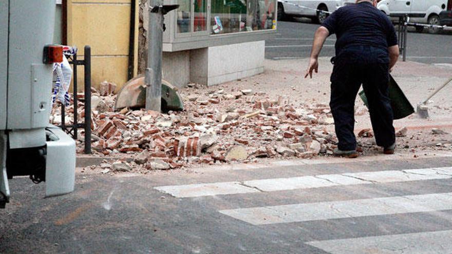 Un hombre observa daños causados por el terremoto en una calle de Melilla. // Efe