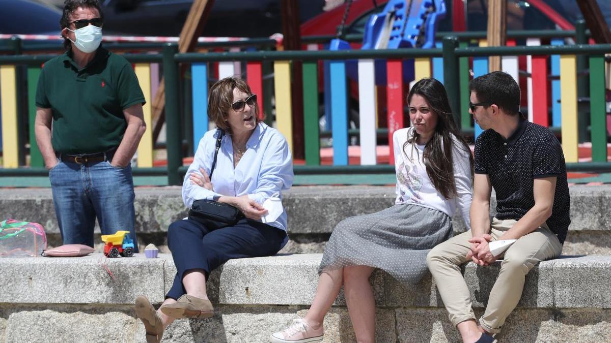 Gente descansando en el paseo de Bouzas. // Ricardo Grobas