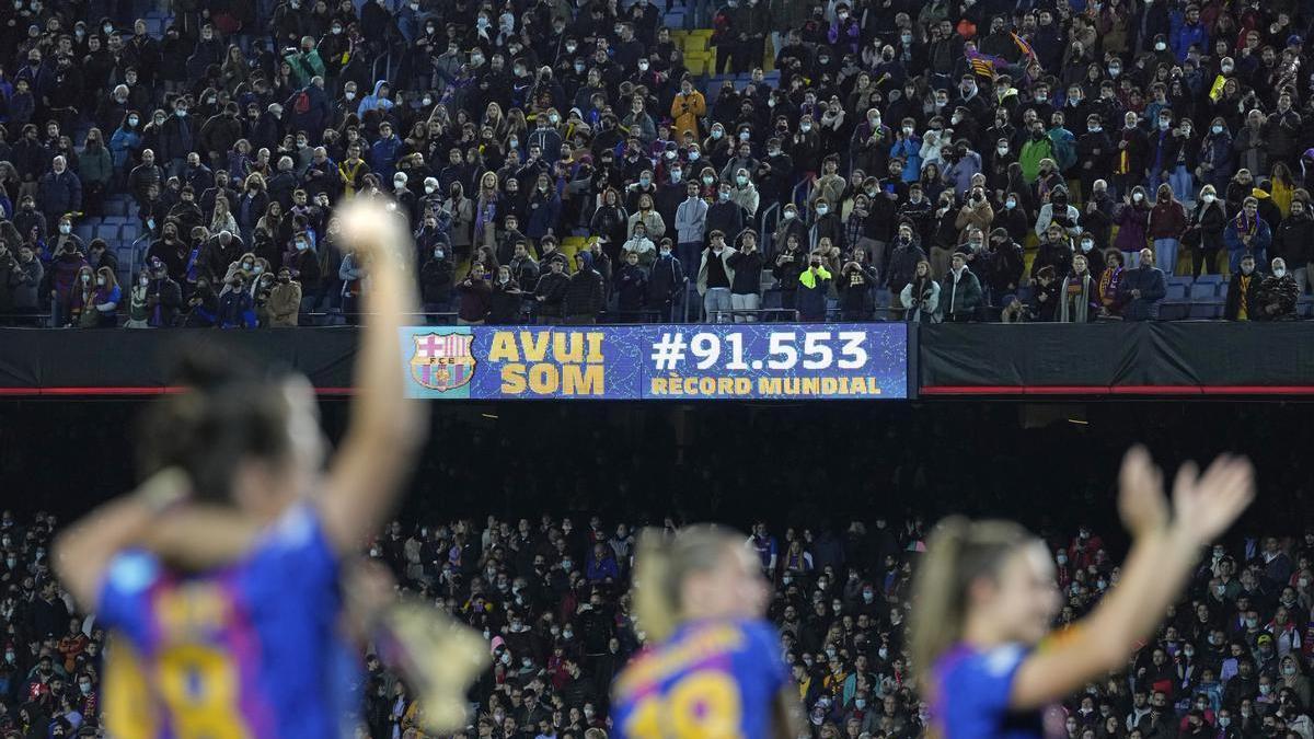 Las jugadoras del FC Barcelona saludan a los 91.553 aficionados del primer récord de asistencia del Camp Nou.