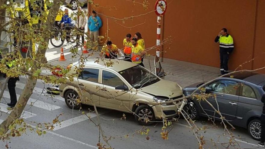 Un conductor pateix un infart a Figueres, xoca amb tres cotxes i mor poc després