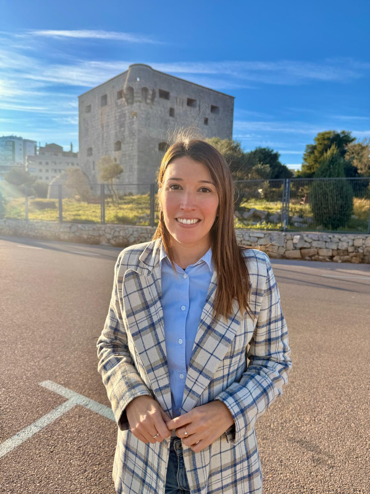 María Jiménez posa frente la Torre del Rei de Orpesa.