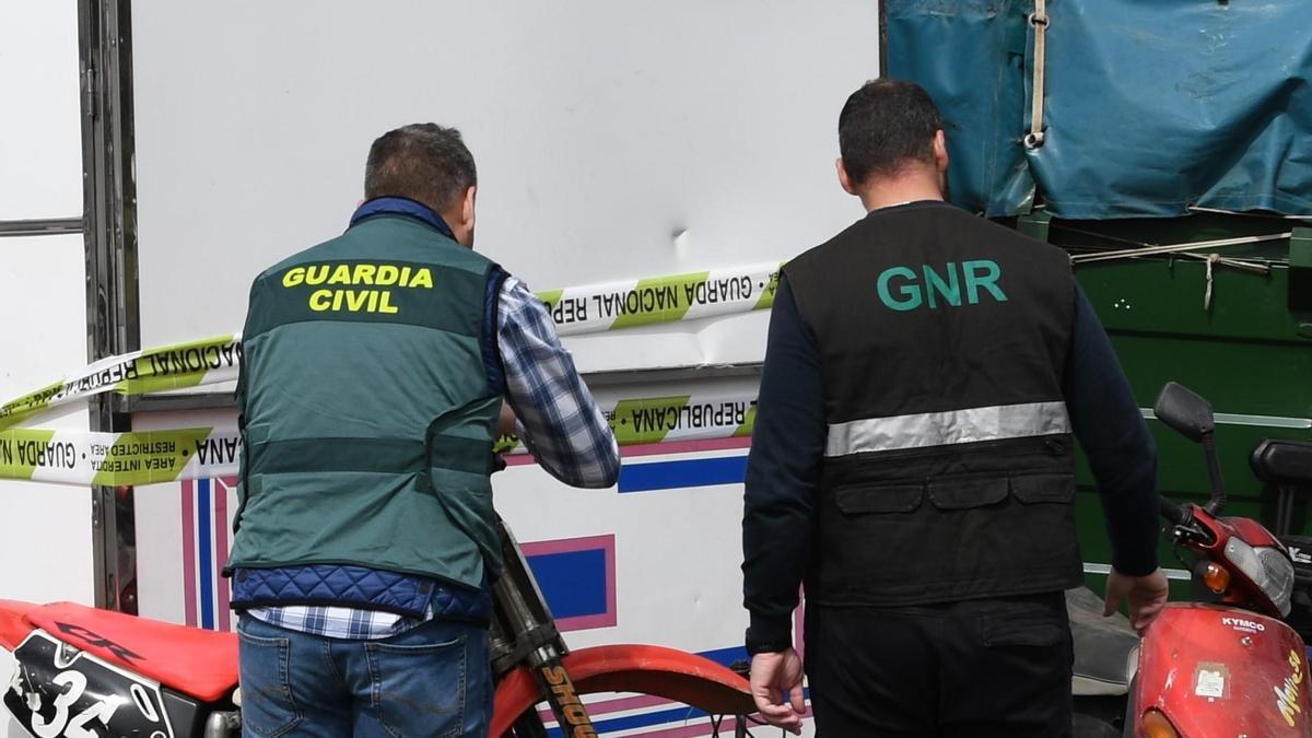 Un agente de la Guardia Civil y un efectivo de Guardia Nacional Republicana de Portugal