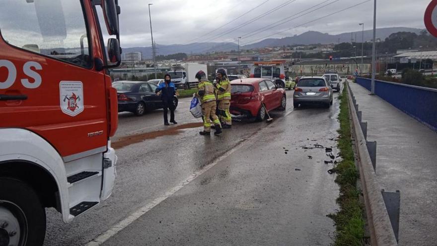 Los bomberos, ayer, en la zona del accidente en la avenida de Oviedo. | B. G.