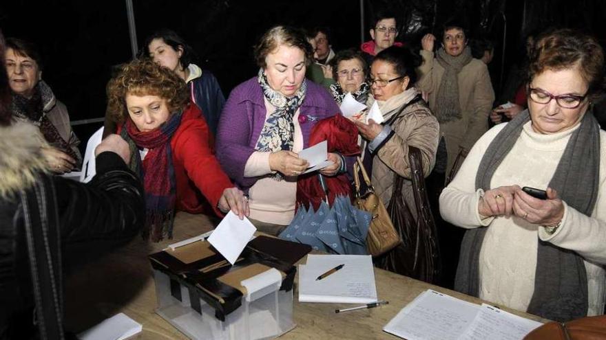 Florita Rodríguez (derecha), durante el proceso de votaciones, en la carpa. // Bernabé/Javier Lalín