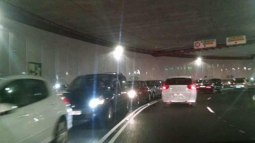 Atasco, ayer, en el túnel de la Marina en dirección a la plaza de Ourense.