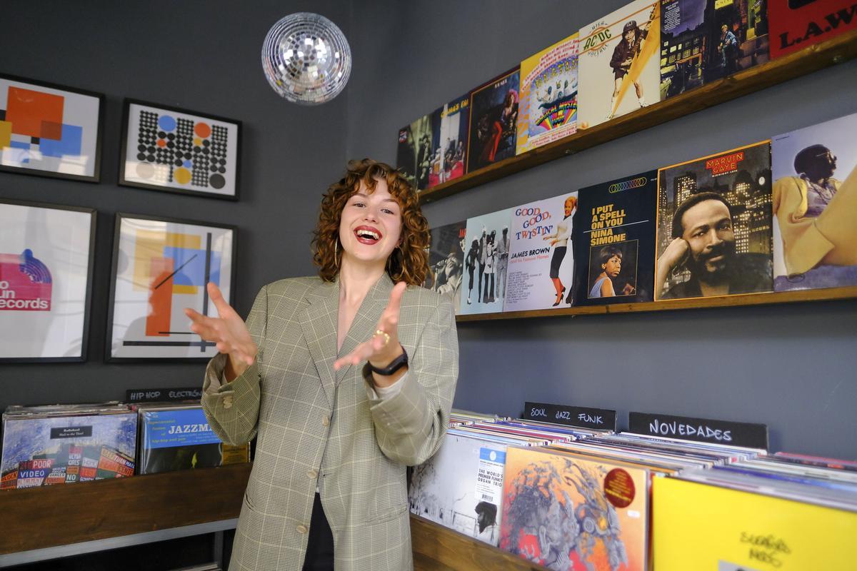 Andrea Cabrera Torres en la tienda No Fun Records.