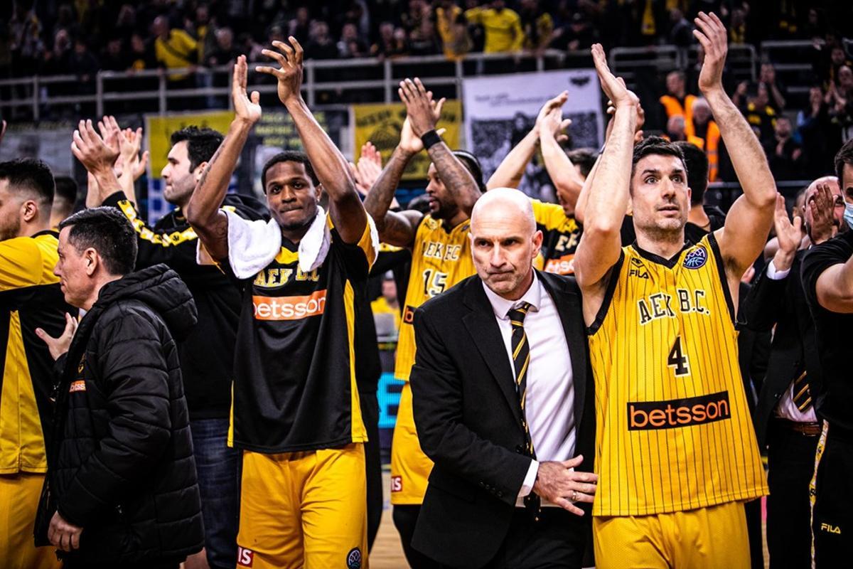 Los jugadores del AEK Atenas celebran su última victoria y el pasaporte para cuartos de final