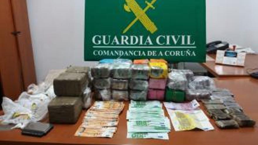 Detenido en Fisterra con un kilo de cocaína, 22 de hachís y 7.600 euros