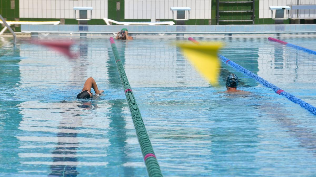 Clases de natación para adultos en el Club Metropole.