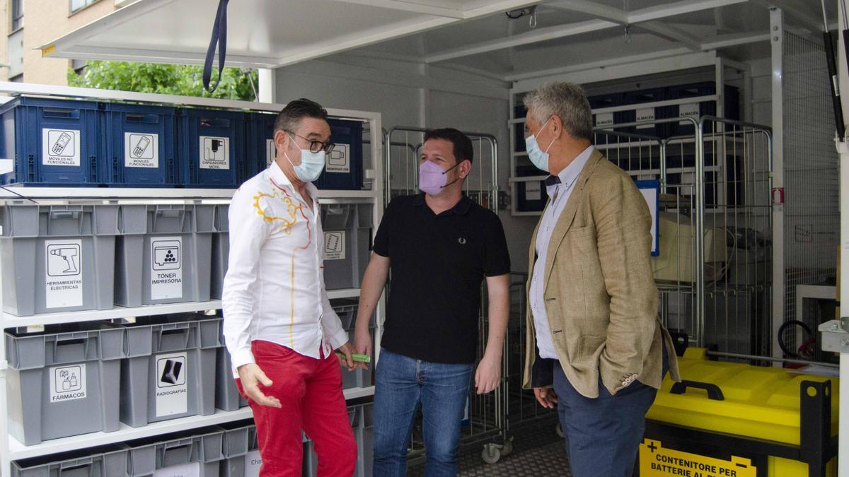 El presidente de Reciplasa, Ignasi Garcia (centro), en una visita al ecoparque móvlil.
