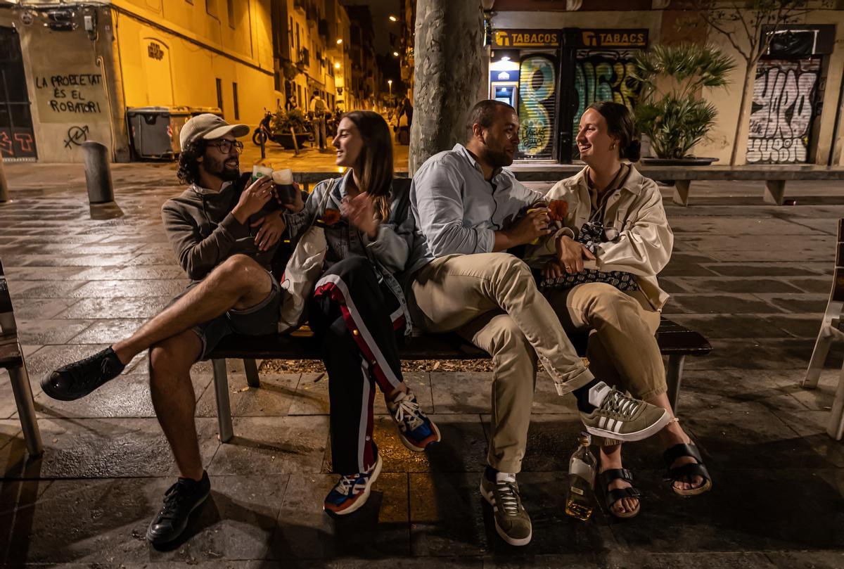 Turistas belgas en la plaza del Diamant, la noche de este viernes al sábado.