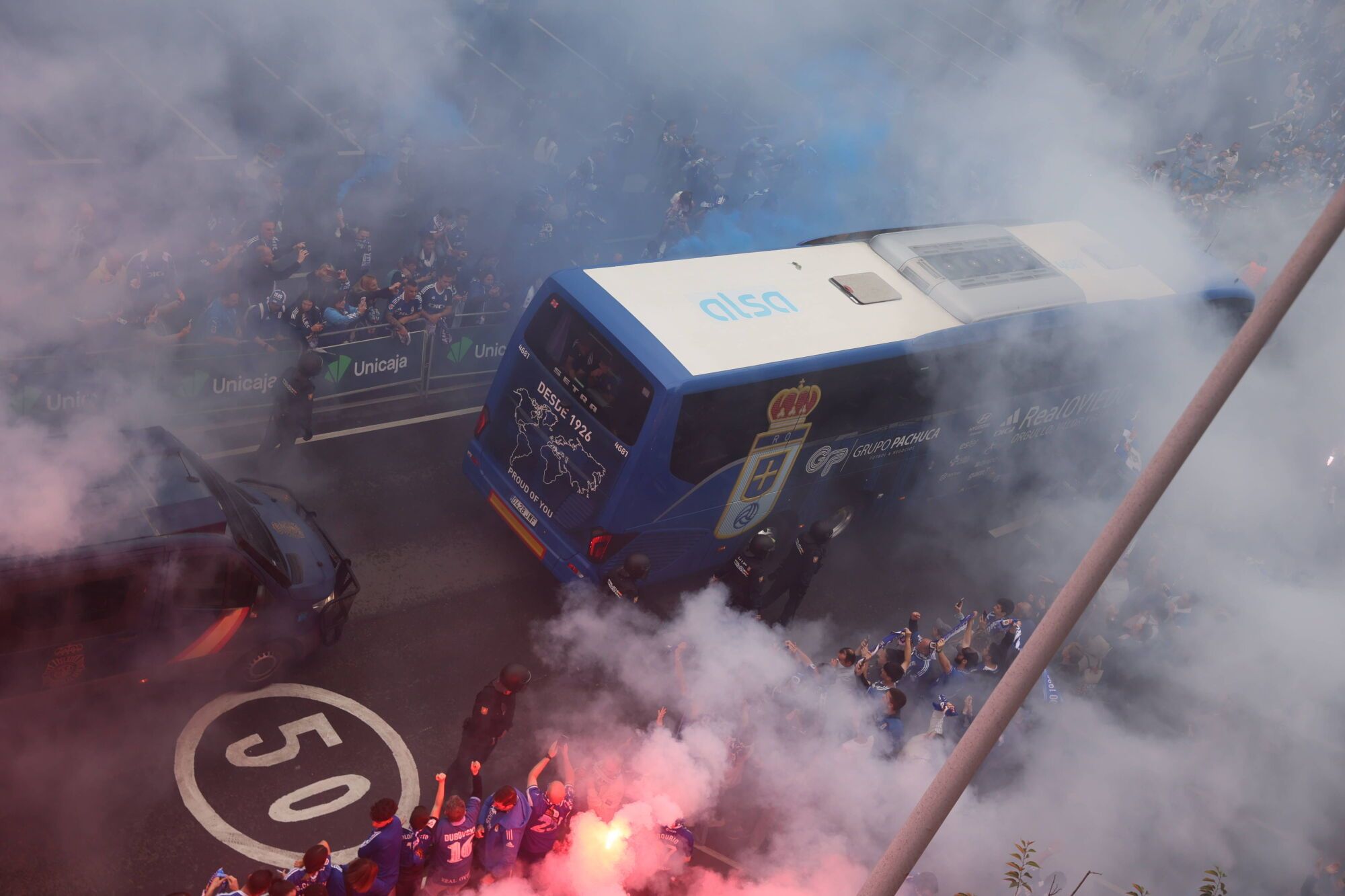 Así fue el recibimiento de la afición al Real Oviedo y toda la previa del último partido de la temporada