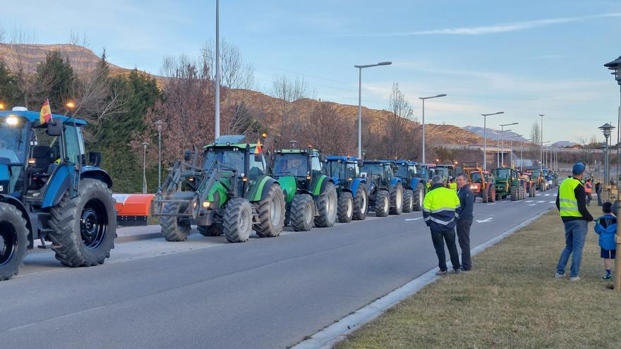 La primera movilización del campo aragonés colapsa el regreso del Pirineo