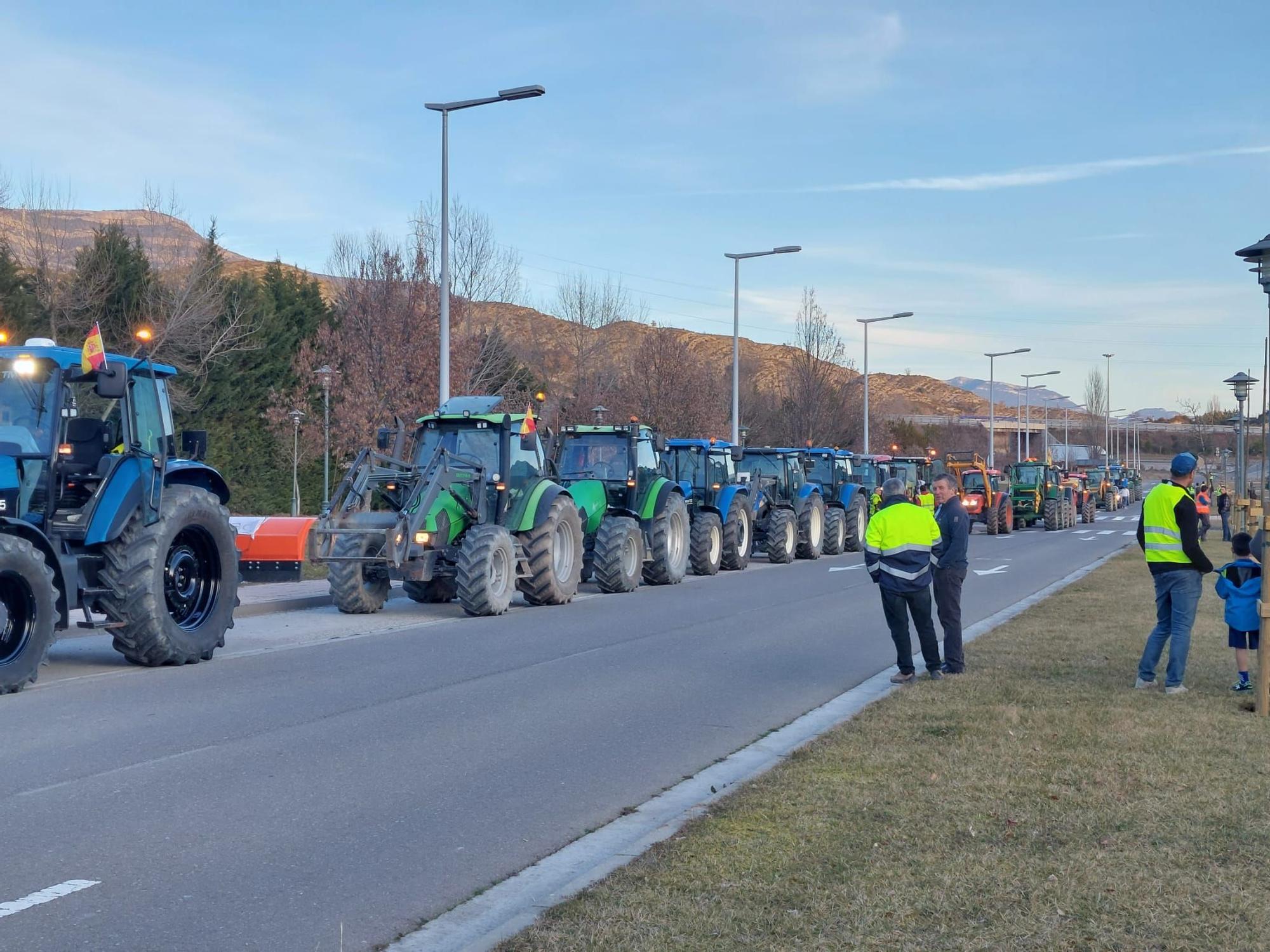 EN IMÁGENES | Tractorada en Sabiñánigo: "Sin el campo y la ganadería, la mesa vacía"