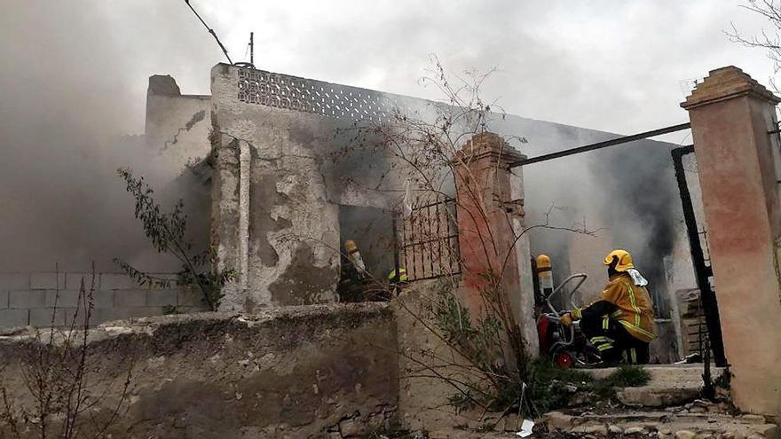 Los bomberos en plena intervención.