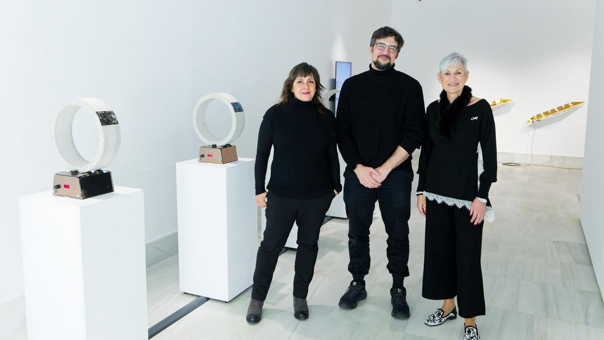 Ángeles Angulo y Román Torre (Rotor Studio), con la concejala de Cultura, Rosa María Gil, en la muestra.