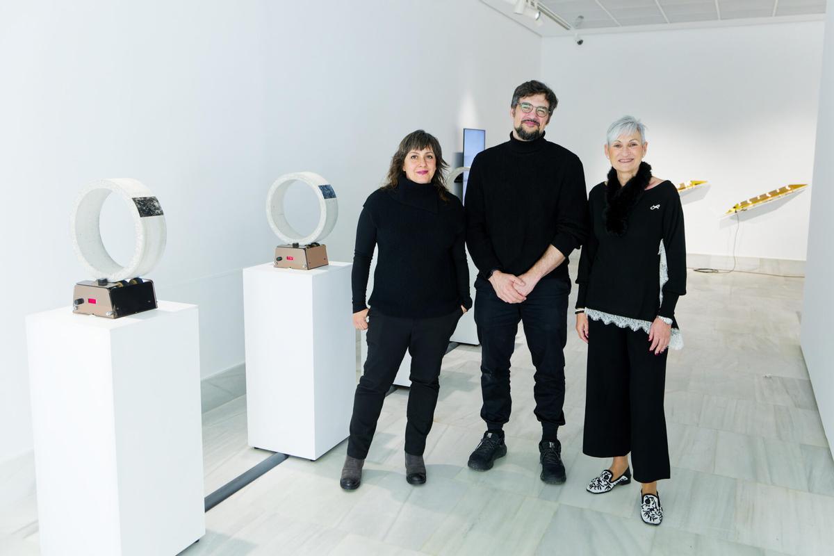 Ángeles Angulo y Román Torre (Rotor Studio), con la concejala de Cultura, Rosa María Gil, en la muestra.