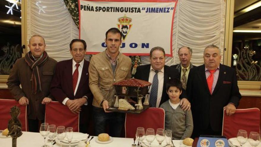 Bilic recibe el galardón de la peña sportinguista Jiménez de manos de Marino Fernández.