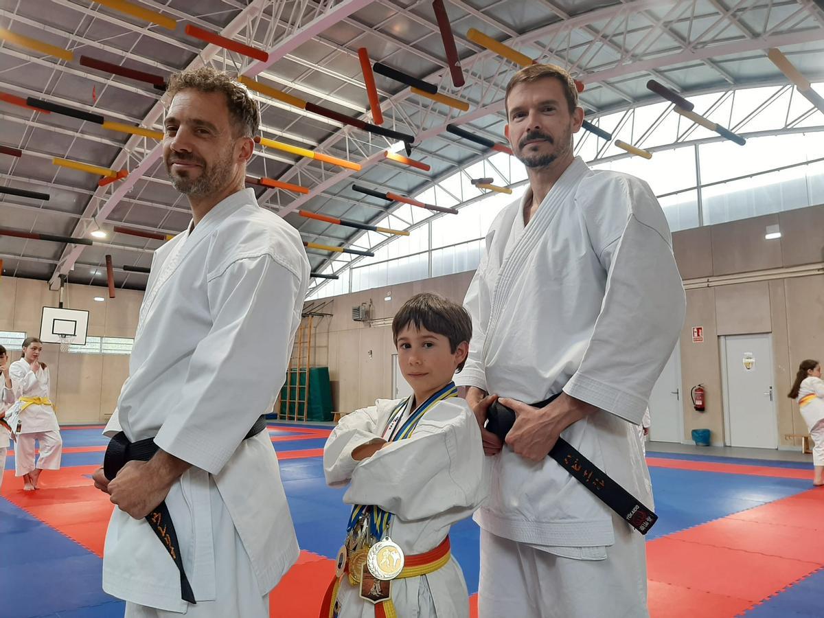 Por la izquierda, Aurelio López, Mael Vidal con algunas de sus medallas y Javier Peláez, tras un entrenamiento