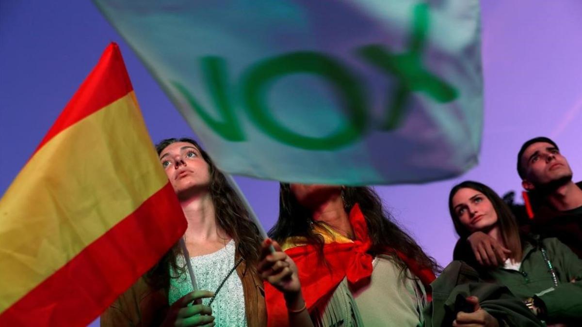 Simpatizantes de Vox en la noche electoral.