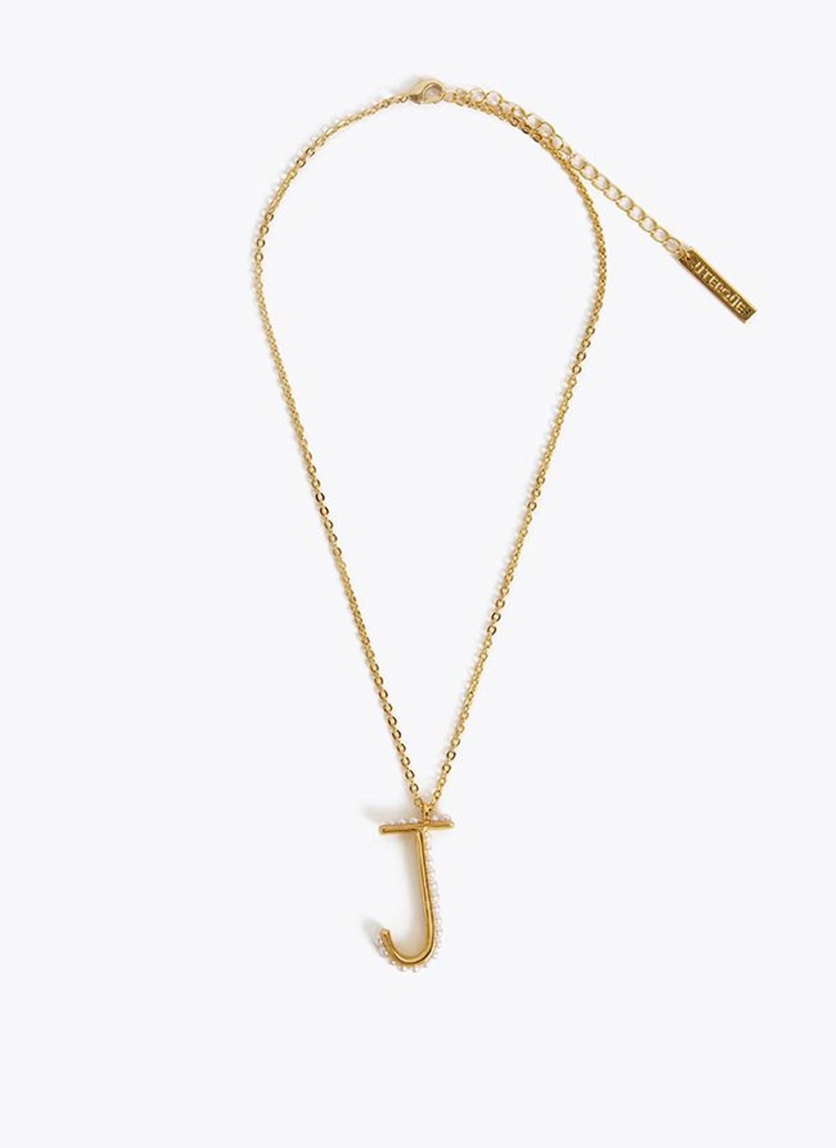 Colgante metálico con inicial dorada decorada con perlas, de Uterqüe