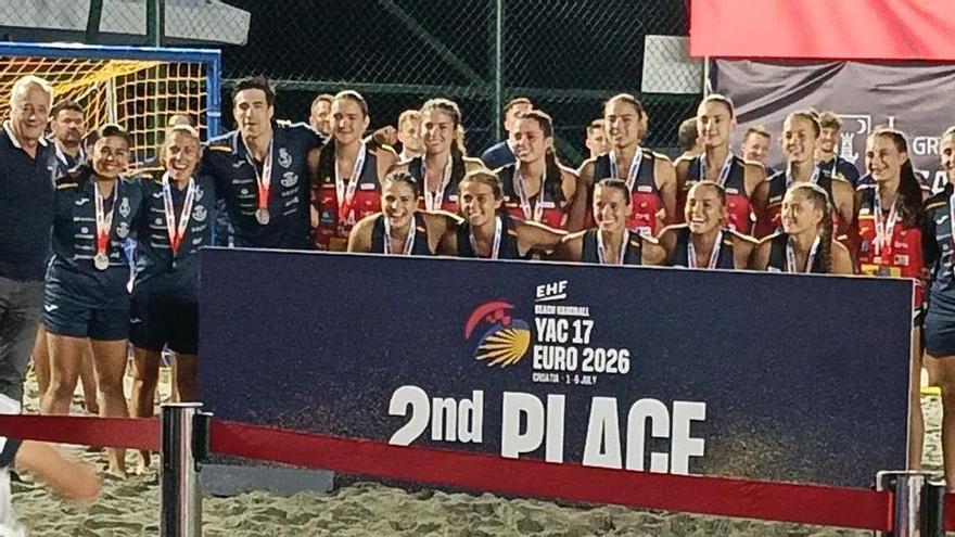 La asturiana Paula Fernández, plata con la selección española en el Europeo sub-17 de balonmano playa