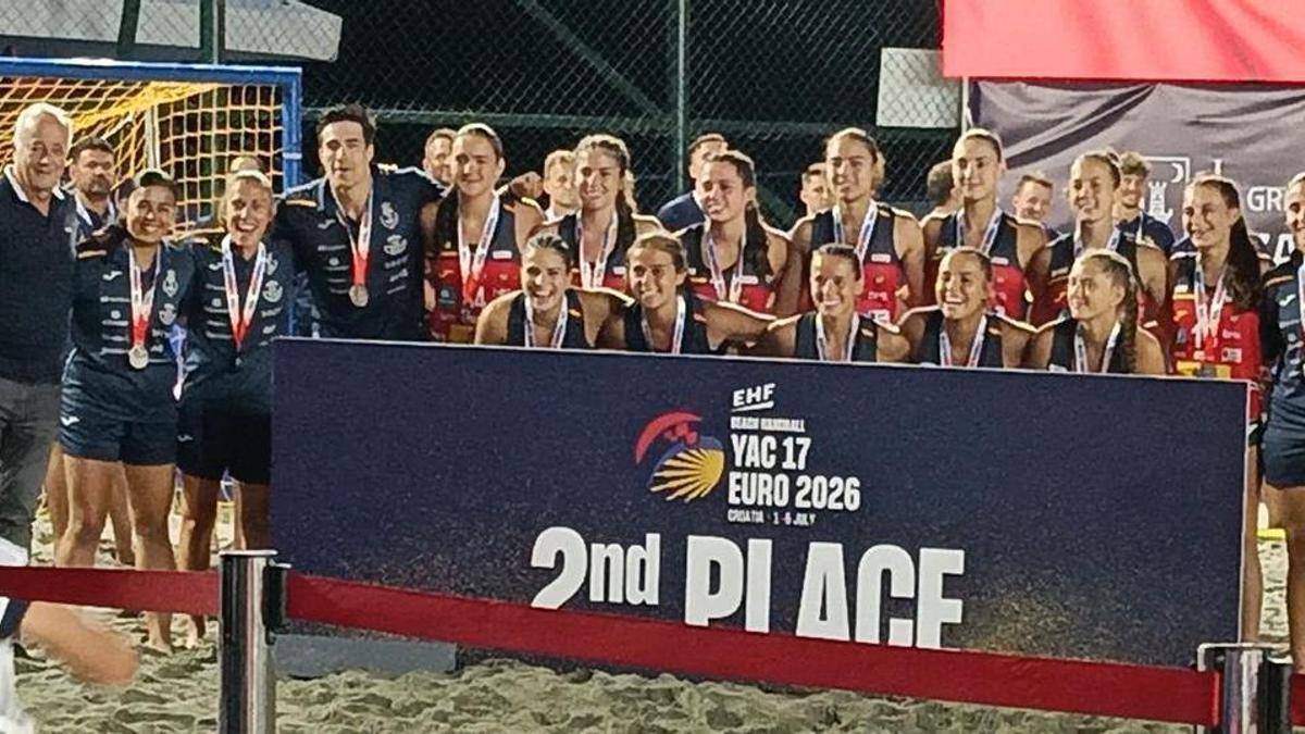 La selección española posa tras la final, con la asturiana Paula Fernández séptima por la izquierda, de pie.