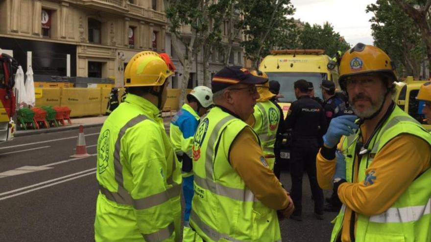 Los bomberos buscan a dos obreros atrapados al derrumbarse un edificio en Madrid
