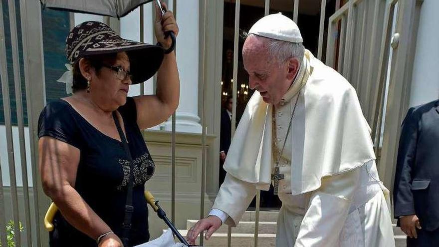 El Papa conversa con una mujer y una niña enferma en Perú.