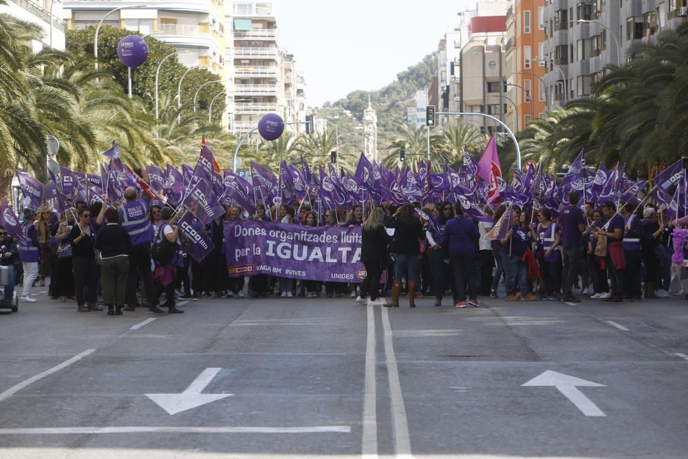 Los sindicatos UGT y CCOO en l'Alacantí-Les Marinas han recorrido hoy las principales calles del centro de la ciudad de Alicante.