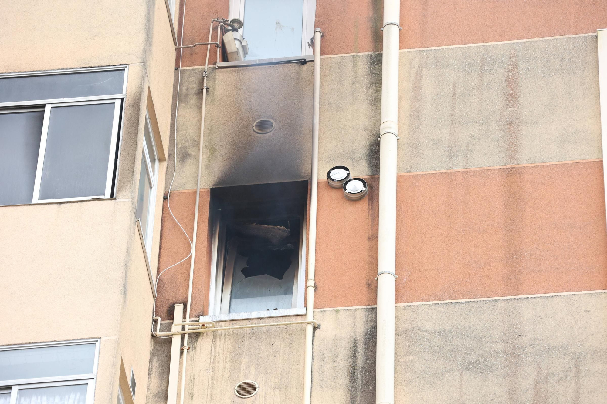 Incendio en un edificio de la calle Camelias