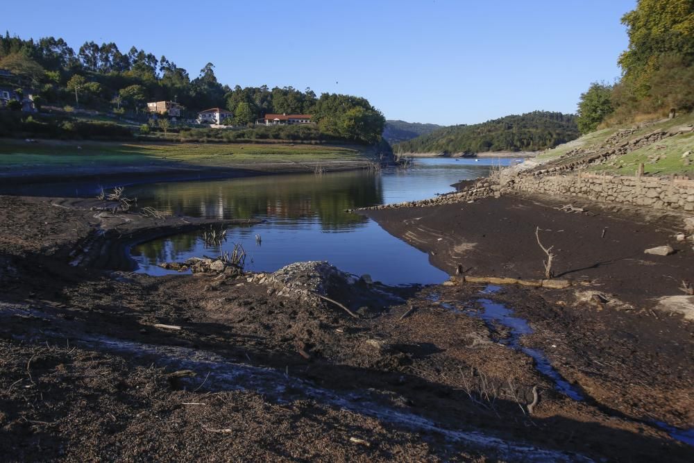 El embalse de Eiras perdió desde julio el 40,5% de su volumen de agua, pero todavía permanece por encima de sus mínimos históricos registrados en 2011.