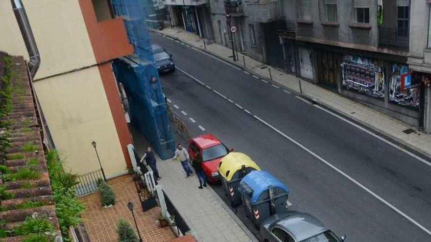 Una de las planchas que cayó de un edificio en Ramón Cabanillas. // G.N.