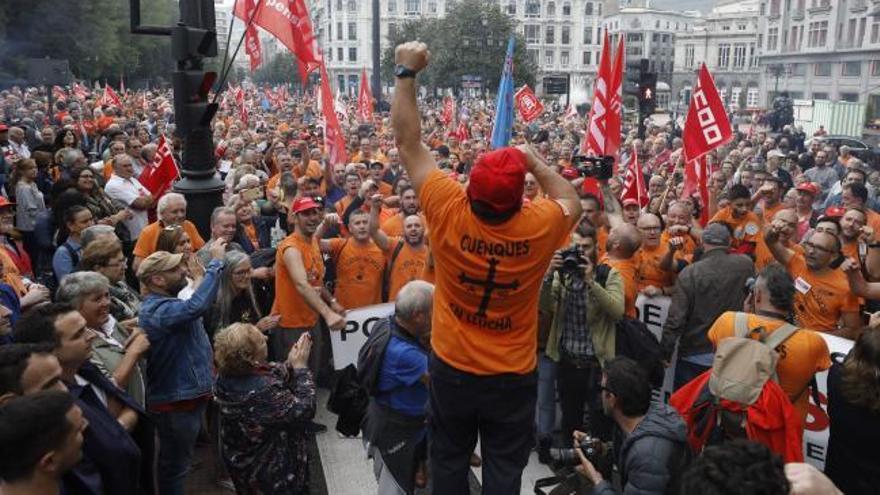 La marea naranja toma las calles de Ovideo al grito de "Vesuvius no se cierra"