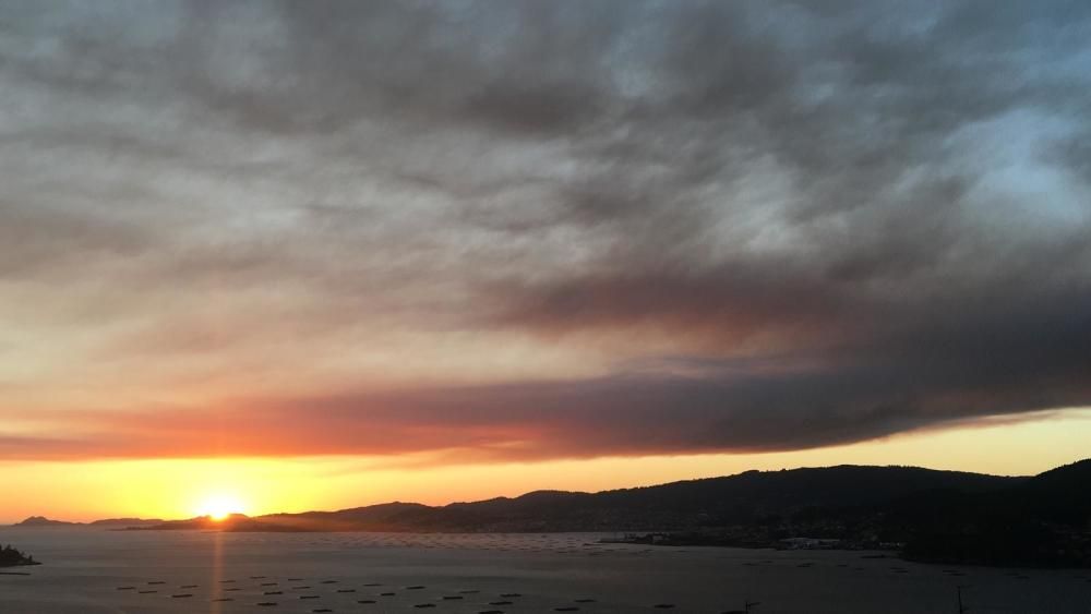 La humareda del incendio de Mondariz toma la ría de Vigo.