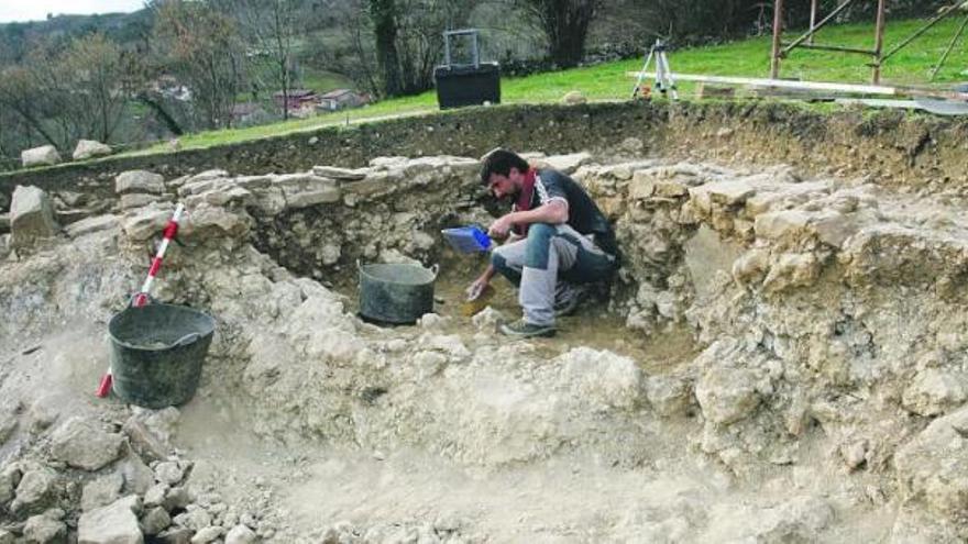 Un voluntario, trabajando en la excavación de Argandenes el pasado mes de febrero.