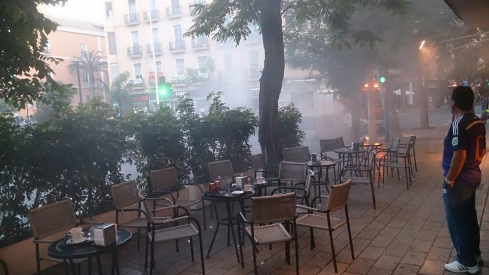 Incendio de un coche en la plaza de España