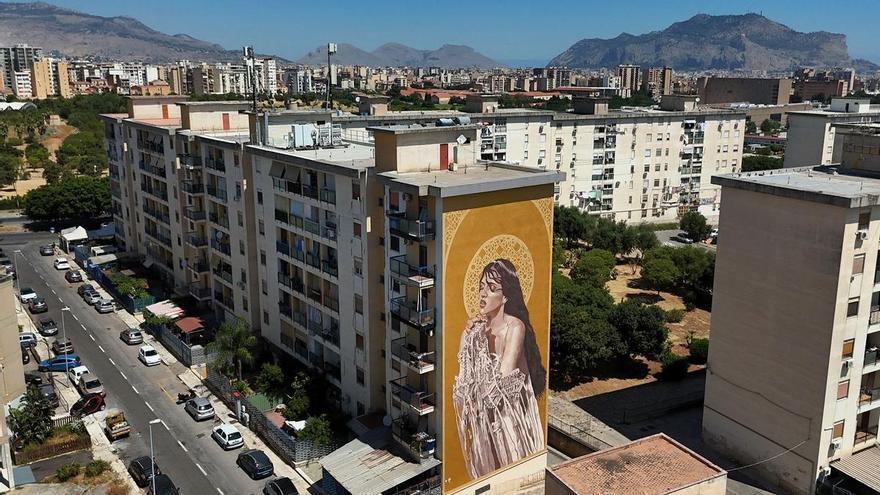La cantant Rosalia protagonitza un gran mural al carrer a la ciutat de Palerm