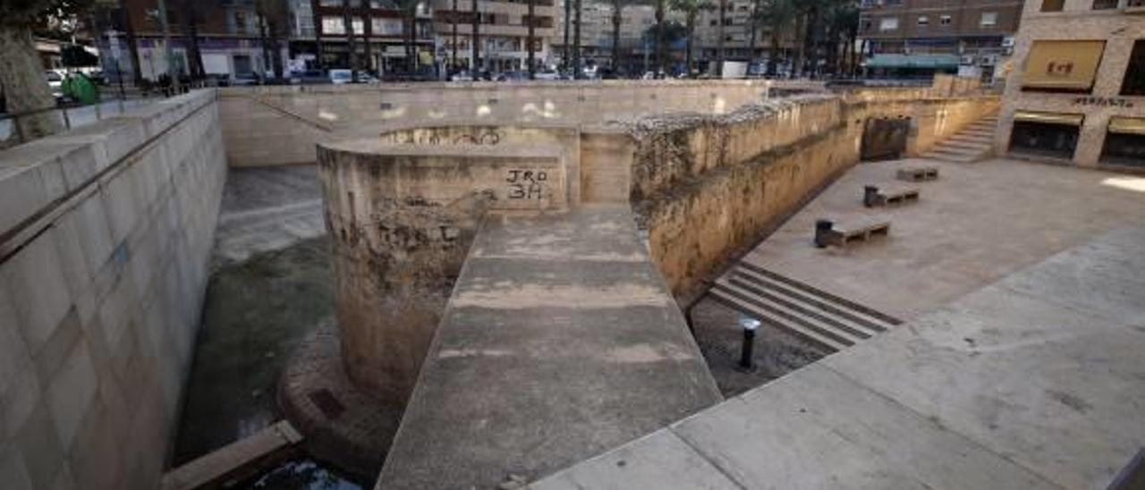 Un operario trabaja en la limpieza de grafitis en la plaza.