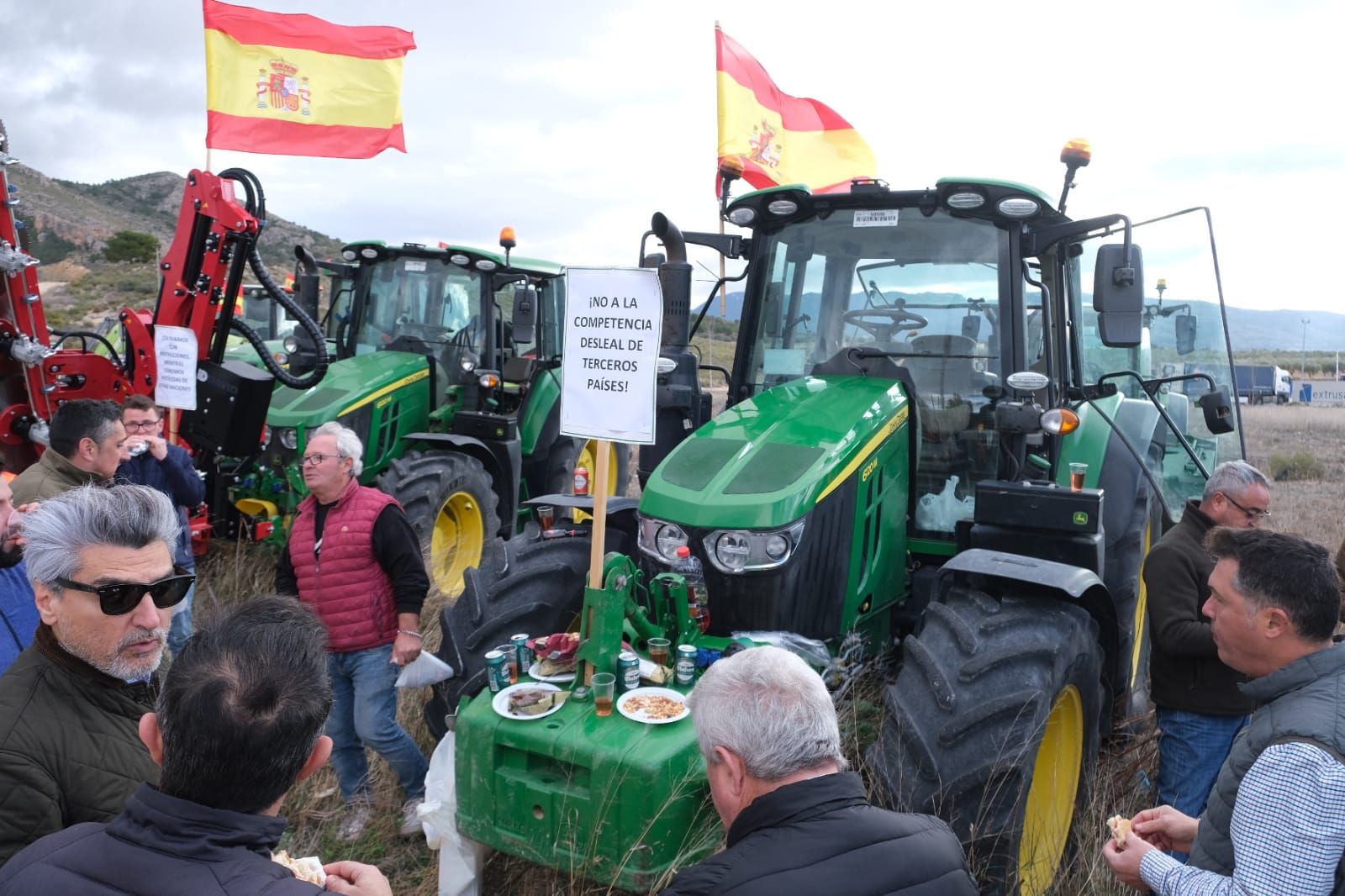 Los agricultores se concentran en tres comarcas de la provincia de Alicante en una tractorada por carreteras secundarias