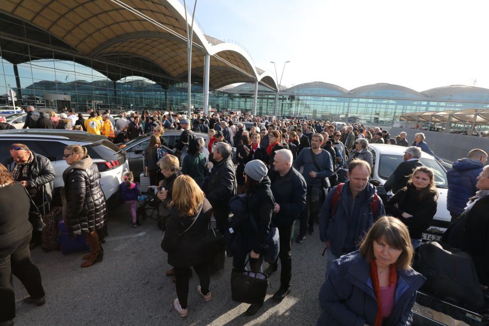 Los pasajeros desalojados de la terminal