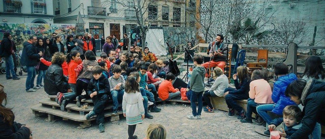 El solar de la calle Corona funcionó durante años como espacio de encuentro vecinal.