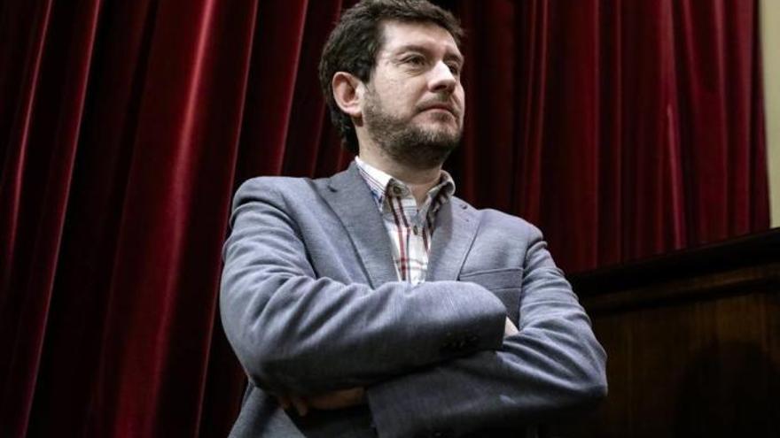 Podemos-Sprecher Alberto Jarabo im Balearen-Parlament.