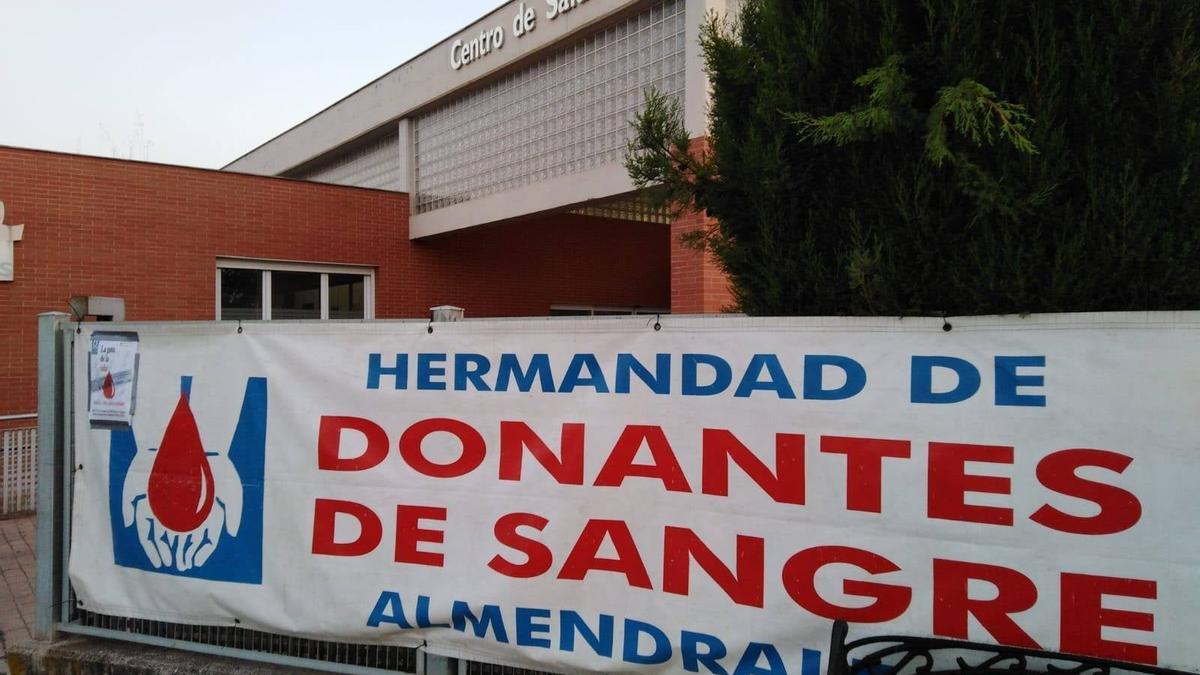 Pancarta de los donantes en el centro de salud de San Roque