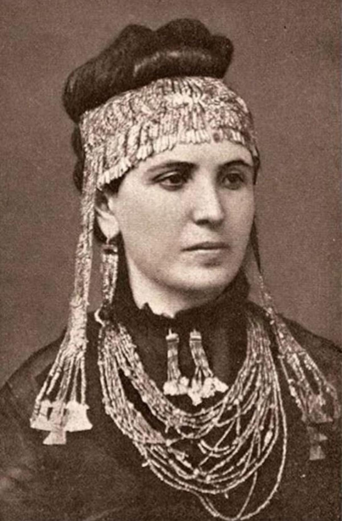 Sophia Schilemann lluint algunes de les joies del tresor de Príam, localitzat l'any 1873 a la ciutat de Troia.