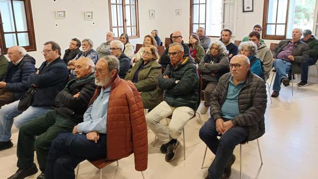Asistentes a la presentación de «Aunios», en el consistorio meco. | FdV