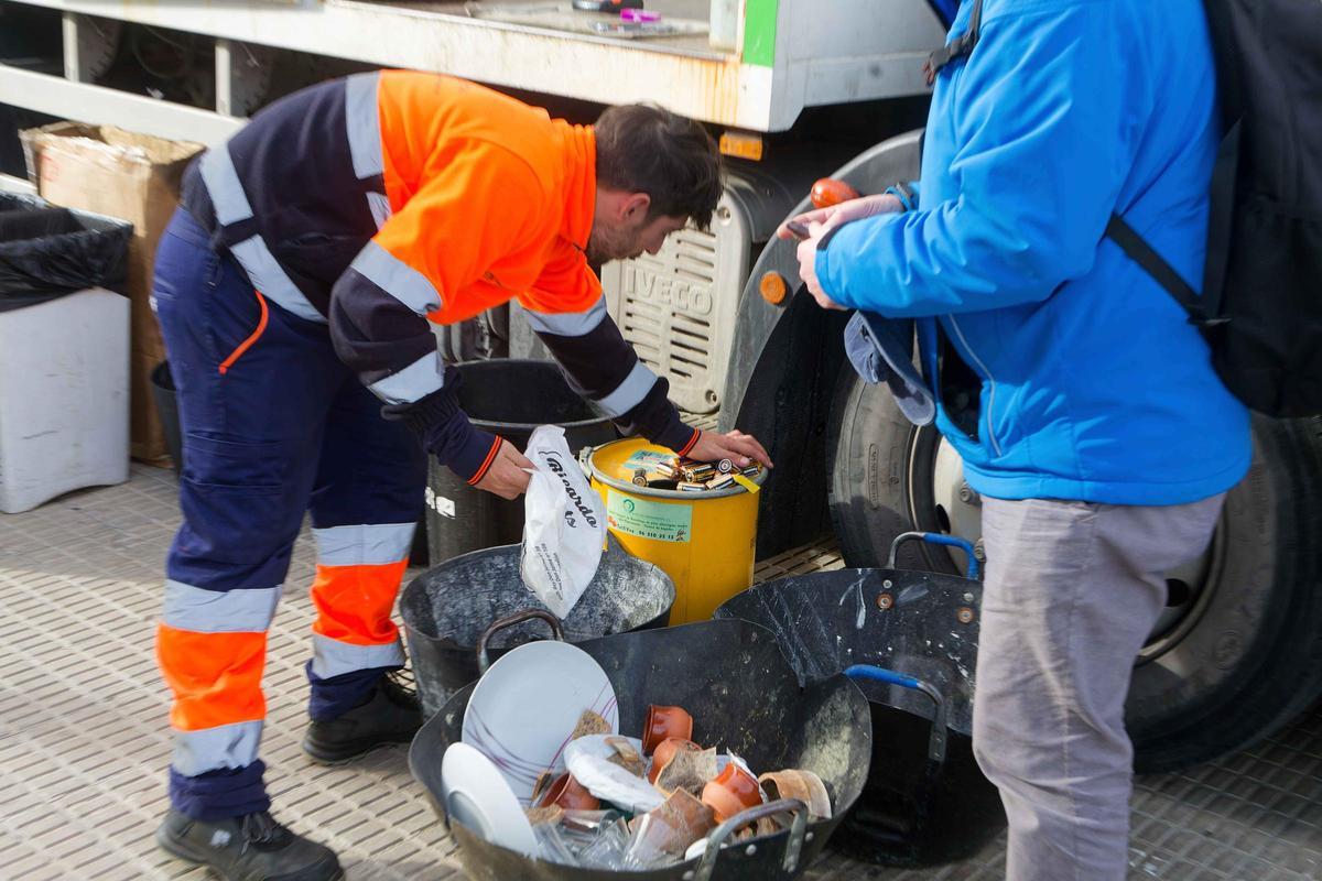 Operario del ecoparque móvil del Primer Molí.