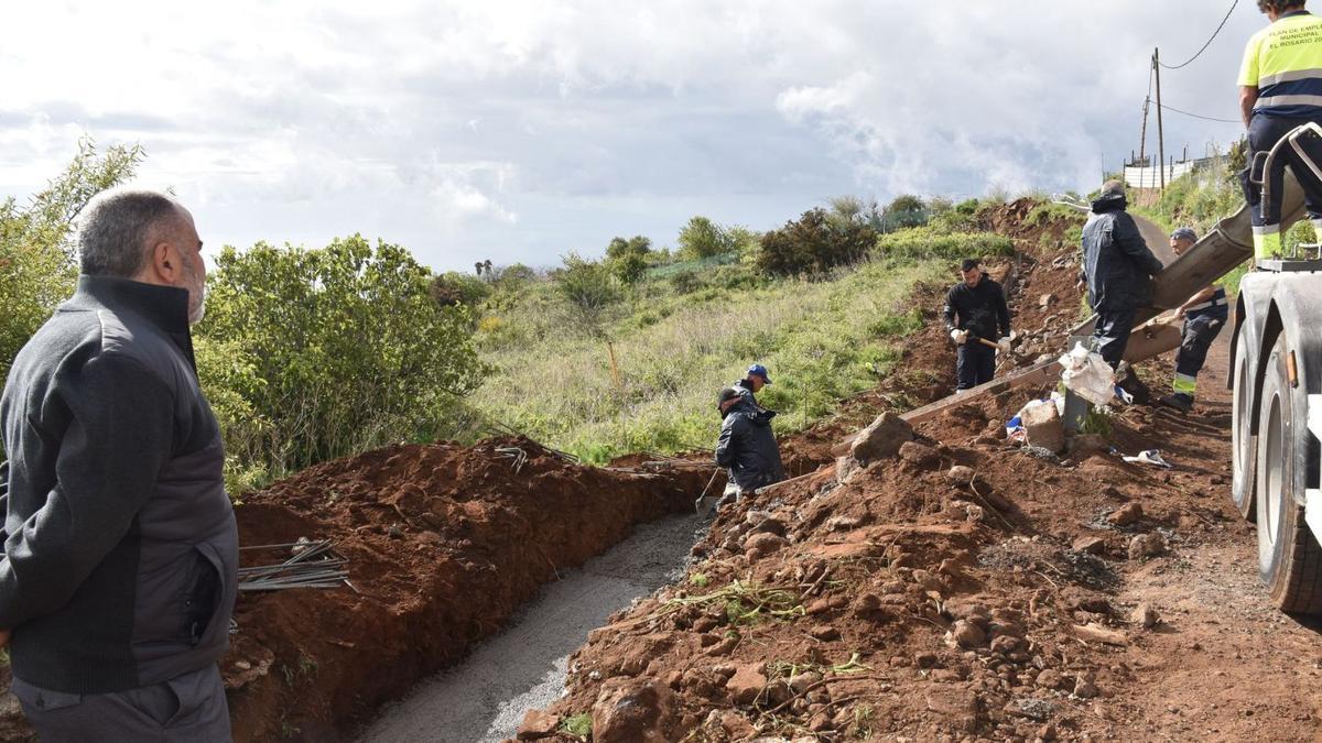 La cesión de terrenos de 16 vecinos permite acabar el ensanche de una vía