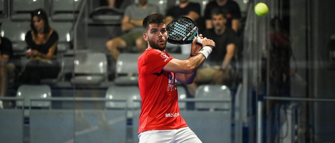 Javi Garrido realiza un golpe en un torneo del World Pádel Tour.